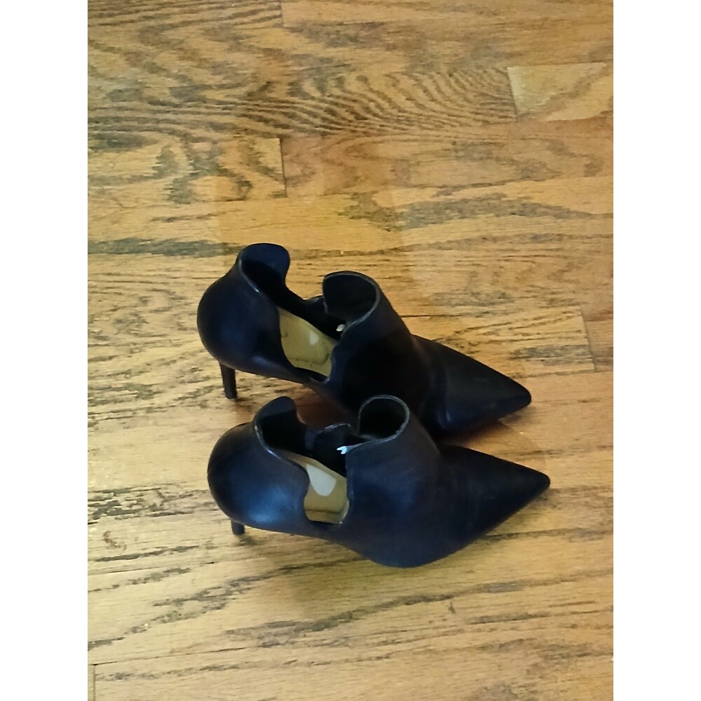 Black pumps